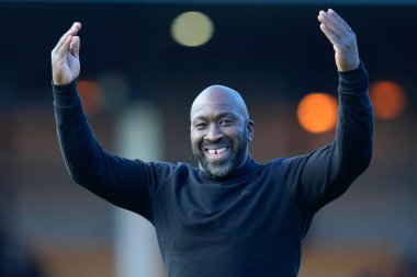 Sheffield 'ın Darren Moore Müdürü, 1 Ekim 202' de İngiltere 'nin başkenti Burslem' deki Vale Park 'ta oynanan Port Vale-Sheffield maçı sonrasında taraftarları selamlıyor.