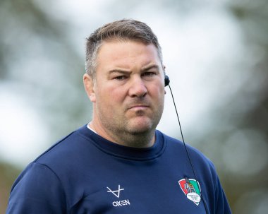 Coventry Rugby Teknik Direktörü Alex Rae Şampiyonluk maçından önceki ısınma maçında Coventry, Ealing Trailfinders 'a karşı Butts Park Arena, Coventry, İngiltere, 1 Ekim 202