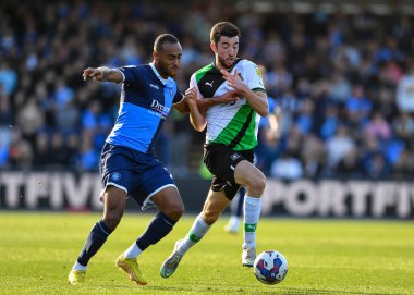 Plymouth Argyle orta saha oyuncusu Finn Azaz (18), 1 Ekim 202 'de Adams Park, High Wycombe' da Wycombe Wanderers - Plymouth Argyle maçında top için mücadele etti.