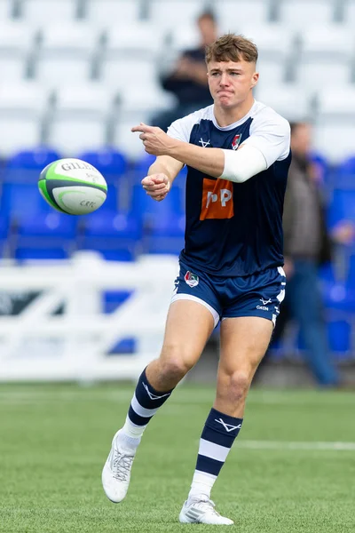 コヴェントリー ラグビーのエヴァン ミッチェル選手が試合前にウォーミングアップ Coventry Rugby Ealing Trailfinders Butts Park Arena — ストック写真