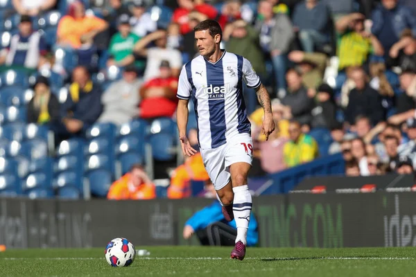 West Bromwich Albion 'dan John Swift 1 Ekim 202' de The Hawthorns, West Bromwich City 'de West Bromwich Albion-Swansea City maçında topu sürüyor.