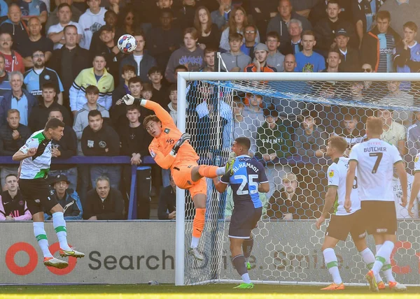 Plymouth Argyle kalecisi Michael Cooper (1), 1 Ekim 202 'de Adams Park, High Wycombe, Birleşik Krallık' ta Wycombe Wanderers - Plymouth Argyle maçında bir kurtarış yaptı.
