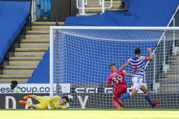 Huddersfield TownのMicha Helik 39は Sky Bet Championshipの試合中にそれを2 0にするという独自の目標をスコアします 読書Vs Huddersfield — ストック写真