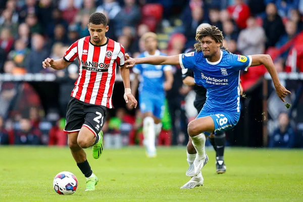 Sheffield United 'dan 29 numara Iliman Ndiaye ve Birmingham City' den 28 numara Dion Sanderson Sky Bet Şampiyonası maçında Sheffield United, Birmingham City 'ye karşı Bramall Lane, Sheffield, İngiltere, 1 Ekim 202