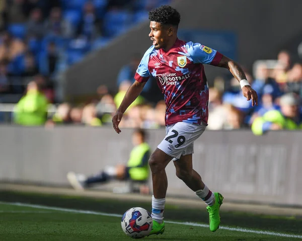 Burnley 'den Ian Maatsen # 29, Sky Bet Şampiyonası maçında Cardiff City, Cardiff City Stadyumu' nda Burnley 'e karşı, 1 Ekim 202