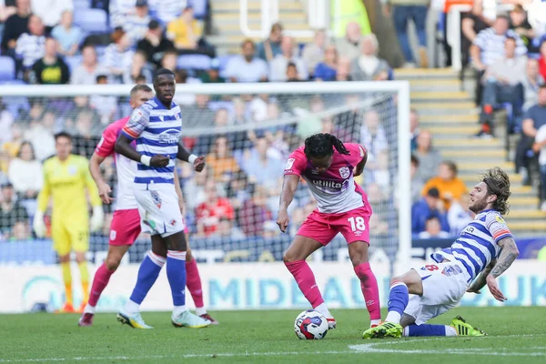 David Kasumu Van Huddersfield Town Ontwijkt Een Tackle Van Jeff — Stockfoto