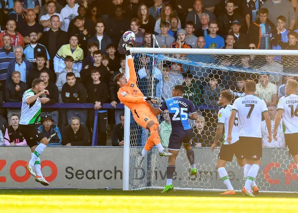 Plymouth Argyle Goleiro Michael Cooper Faz Salvamento Durante Jogo Sky — Fotografia de Stock