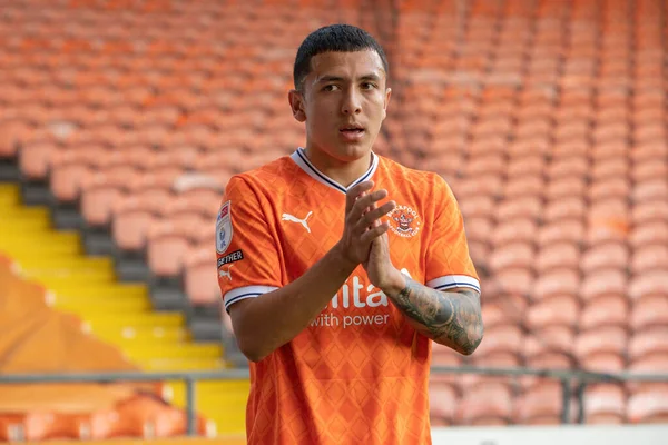 Ian Poveda Van Blackpool Klapt Tegen Fans Als Hij Wordt — Stockfoto