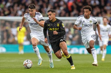 Aston Villa 'dan Philippe Coutinho 2 Ekim 202' de İngiltere 'nin Leeds şehrinde oynanan Premier Lig maçı Leeds United ve Aston Villa maçında topu aldı.