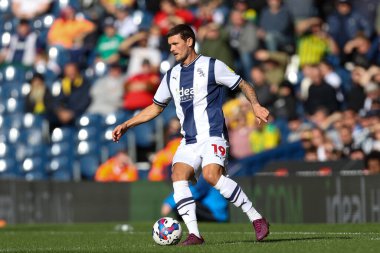 West Bromwich Albion 'dan John Swift 1 Ekim 202' de The Hawthorns, West Bromwich City 'de West Bromwich Albion-Swansea City maçında topu sürüyor.