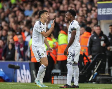 Leeds United takımından Marc Roca, Leeds United 'ın 2 Ekim 2022' de Leeds Road, Leeds 'te oynanan Premier League maçı sırasında Leeds United ile Aston Villa maçında elendikten sonra Luis Sinisterra # 23 ile fords yaptı.