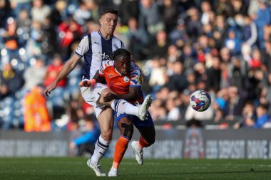 West Bromwich Albion 'dan Martin Kelly # 16 ve Swansea City' den Michael Obafemi # 9, Sky Bet Şampiyonası 'nda West Bromwich Albion - Swansea City maçı sırasında Batı Bromwich City, West Bromwich, İngiltere, 1 Ekim 202