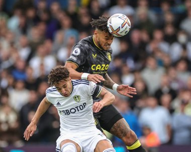 Aston Villa 'dan Tyrone Mings # 5 numara Leeds United ile oynanan Premier League maçı Leeds United - Aston Villa maçında Rodrigo Moreno # 19 numaraya yükseldi.