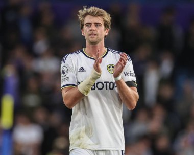 Leeds United takımının 9 numaralı oyuncusu Patrick Bamford, Premier League maçında Leeds United ile Aston Villa 'yı Elland Road, Leeds, İngiltere' de 2 Ekim 202 'de alkışlıyor.