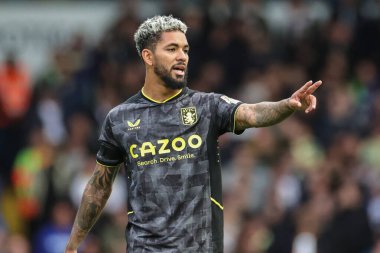 Aston Villa 'dan Douglas Luiz Premier Lig maçında takımına talimat veriyor. Leeds United, Aston Villa' ya karşı Elland Road, Leeds, İngiltere, 2 Ekim 202