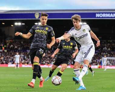 Leeds United 'dan Patrick Bamford 2 Ekim 2022' de İngiltere 'nin Leeds Road kentinde oynanan Premier Lig karşılaşmasında Aston Villa' nın 1 numaralı oyuncusu Emiliano Martnez 'in kale vuruşunu yaptı.