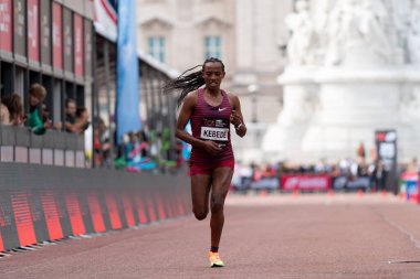 Seçkin Kadınlar Sutume Asefa Kebede (ETH), TCS London Marathon 2022 Londra Şehir Merkezi 'nde 2 Ekim 202' de sekizinci sırada tamamladı.