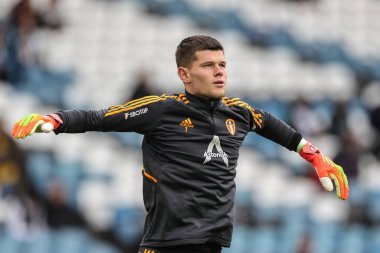 Leeds United 'dan Illan Meslier # 1 Premier Lig maçında Leeds United - Aston Villa maçı sırasında İngiltere' nin Leeds şehrinde 2 Ekim 202 'de oynanan maç öncesi ısınma maçında