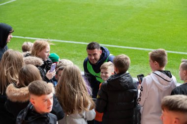 Blackpool 'dan Gary Madine, Blackpool taraftarlarıyla Sky Bet Şampiyonası' nın devre arasında Bloomfield Road, Blackpool, İngiltere 'de oynanan Blackpool-Norwich maçında konuştu.