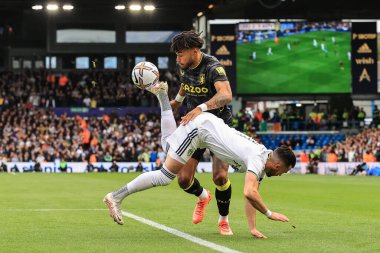 Jack Harrison # 11 Leeds United ve Tyrone Mings # 5 Aston Villa Premier Lig maçında Leeds United - Aston Villa maçı sırasında İngiltere, Leeds Road, 2 Ekim 202