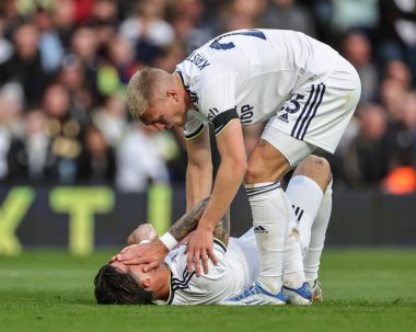 Leeds United 'ın 25 numaralı oyuncusu Rasmus Kristensen, 2 Ekim' de İngiltere 'de Leeds Road, Leeds' de oynanan Premier Lig karşılaşmasında Aston Villa 'nın Ashley Young # 18' i ile karşı karşıya geldikten sonra Robin Koch # 5 Leeds United 'ı kontrol ediyor.