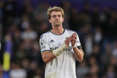 Leeds United takımının 9 numaralı oyuncusu Patrick Bamford, Premier League maçında Leeds United ile Aston Villa 'yı Elland Road, Leeds, İngiltere' de 2 Ekim 202 'de alkışlıyor.