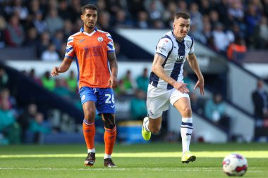 West Bromwich Albion 'dan Martin Kelly # 16 ve Kyle Naughton # 26 Swansea City # West Bromwich Albion - Swansea City maçında topu kovaladı.