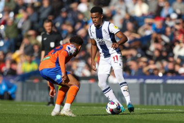 West Bromwich Albion 'dan Grady Diangana, West Bromwich Albion, 1 Ekim 202' de The Hawthorns, West Bromwich 'te West Bromwich Albion ve Swansea City maçında topu sürüyor.
