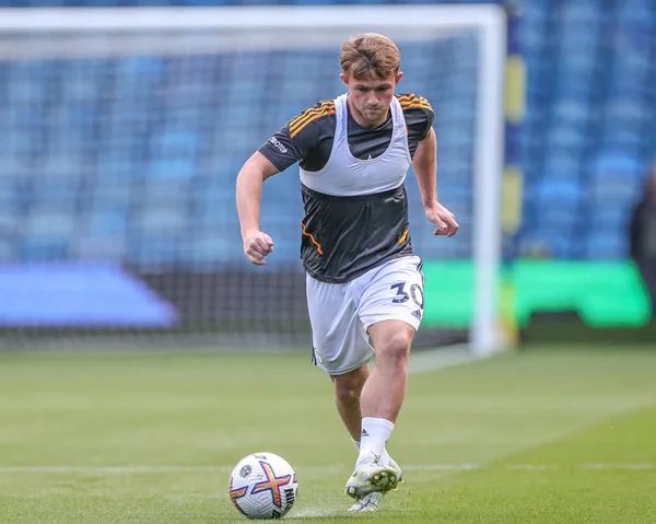 Joe Gelhardt # 30 Leeds United Premier Lig karşılaşmasında ısınma öncesi hazırlık maçında Leeds United ile Aston Villa Elland Road, Leeds, İngiltere, 2 Ekim 202 'de karşı karşıya geldi.
