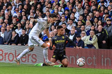 Leeds United 'dan Robin Koch # 5 ve Aston Villa' dan Jacob Ramsey # 41 Premier Lig maçında Leeds United - Aston Villa maçında Elland Road, Leeds, İngiltere, 2 Ekim 202 'de karşı karşıya geldiler.