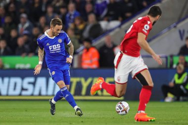 Leicester City 'den James Maddison Premier League maçında pas veriyor. Leicester City, King Power Stadyumu' nda Nottingham Forest 'a karşı.