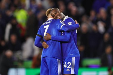 Leicester City 'den Harvey Barnes # 7 ve Boubakary Soumar # 42 Premier League maçı sonunda King Power Stadyumu' nda Leicester City Nottingham Ormanı 'na karşı 3 Ekim 2022' de kutlanıyor.