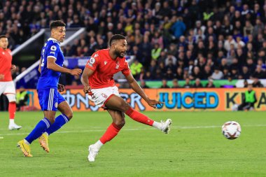 Nottingham Ormanı 'ndan Emmanuel Dennis 3 Ekim 202' de King Power Stadyumu 'nda oynanan Premier League maçında Leicester City, Nottingham Ormanı' na karşı kalede şut çekti.