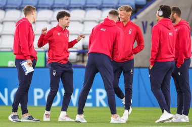 Nottingham Ormanı 'ndan Neco Williams 3 Ekim 202' de King Power Stadyumu, Leicester, İngiltere 'de oynanan Premier League maçı öncesinde takım arkadaşlarıyla sohbet ediyor.