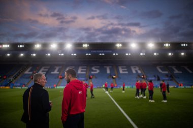 Nottingham Ormanı 'nın yöneticisi Steve Cooper, King Power Stadyumu' nda Premier Lig maçı Leicester City - Nottingham Ormanı maçından önce Nottingham Ormanı 'ndan Steve Cook # 3 numaralı kaptan ile King Power Stadyumu' nu kontrol ediyor.