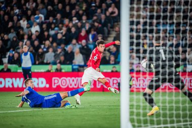 Nottingham Ormanı 'ndan Brennan Johnson # 20 Premier League maçı sırasında King Power Stadyumu' nda Leicester City - Nottingham Forest maçında gol vuruşu yaptı.