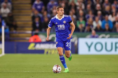 Leicester City 'den 27 numaralı Timoty Castagne Premier League maçı sırasında King Power Stadyumu, Leicester, İngiltere' de Leicester City ile Nottingham Forest maçında topa vuruyor.