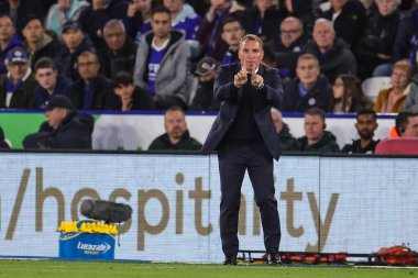 Leicester City 'nin menejeri Brendan Rodgers Premier Lig maçında takım talimatlarını veriyor. Leicester City, King Power Stadyumu' nda Nottingham Ormanı 'na karşı, 3 Ekim 202