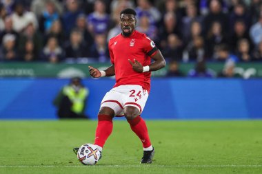 Nottingham Ormanı 'ndan Serge Aurier # 24 Premier League maçı sırasında Leicester City, Nottingham Ormanı' na karşı King Power Stadyumu, Leicester, İngiltere, 3 Ekim 202