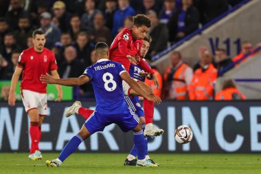 Nottingham Ormanı 'ndan Brennan Johnson # 20 Premier Lig maçı sırasında Leicester City' den Youri Tielemans # 8 'i geçti King Power Stadyumu, Leicester, 3 Ekim 202' de Leicester City - Nottingham Forest maçında.
