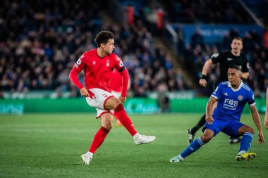 Nottingham Ormanı 'ndan Brennan Johnson # 20 Premier League maçı sırasında King Power Stadyumu' nda Leicester City - Nottingham Forest maçında sahada pas attı.