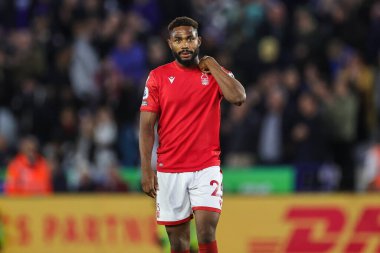 Nottingham Ormanı 'ndan Emmanuel Dennis # 25 Premier League maçı sırasında Leicester City, Nottingham Ormanı' na karşı King Power Stadyumu, Leicester, İngiltere, 3 Ekim 202