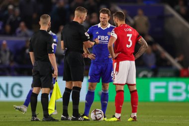 Leicester City 'den Jonny Evans # 6 ve Nottingham Ormanı' ndan Steve Cook # 3 Premier Lig maçı öncesinde Leicester City - Nottingham Ormanı maçı sırasında King Power Stadyumu, Leicester, Birleşik Krallık, 3 Ekim 202