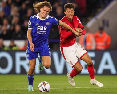 Nottingham Ormanı 'ndan Brennan Johnson # 20 ve Wout Faes # 3 Leicester City Premier League maçında Leicester City - Nottingham Forest maçı sırasında King Power Stadyumu, Leicester, İngiltere, 3 Ekim 202