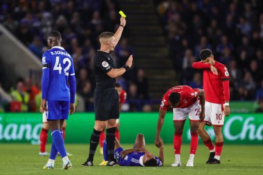 Hakem Robert Jones Premier Lig maçında Jesse Lingard # 11 'e sarı kart verdi. Leicester City, Nottingham Ormanı' na karşı King Power Stadyumu, Leicester, İngiltere, 3 Ekim 202