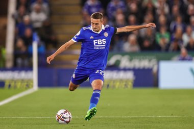 Leicester City 'den 27 numaralı Timoty Castagne Premier League maçı sırasında King Power Stadyumu, Leicester, İngiltere' de Leicester City ile Nottingham Forest maçında topa vuruyor.