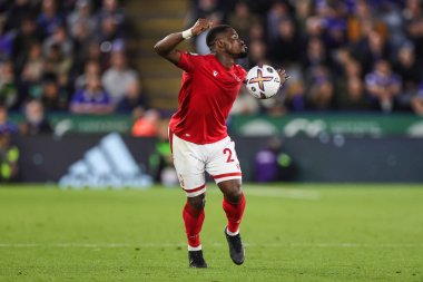 Nottingham Ormanı 'ndan Serge Aurier # 24 Premier League maçında topu kontrol ediyor Leicester City - Nottingham Ormanı King Power Stadyumu, Leicester, İngiltere, 3 Ekim 202