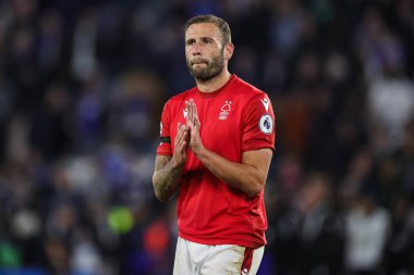 Nottingham Ormanı 'ndan Steve Cook, Premier League maçının sonunda Leicester City, Nottingham Ormanı' na karşı King Power Stadyumu, Leicester, İngiltere 'de oynanan 3 Ekim 202 karşılaşmasında taraftarları alkışlıyor.