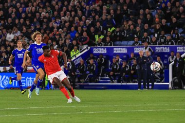 Taiwo Awoniyi # 9 Nottingham Ormanı Premier Lig maçı sırasında King Power Stadyumu, Leicester, İngiltere 'de Leicester City - Nottingham Forest maçında gol attı.
