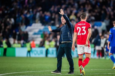 Steve Cooper 'ın Nottingham Forest teknik direktörü Premier League maçında Leicester City ile Nottingham Ormanı arasında oynanan King Power Stadyumu, Leicester, İngiltere, 3 Ekim 202' de oynanan karşılaşmada gezgin taraftarlardan özür diliyor.